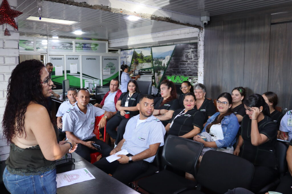 Equipo de conductores y personal administrativo de Maxtransporte en Armenia